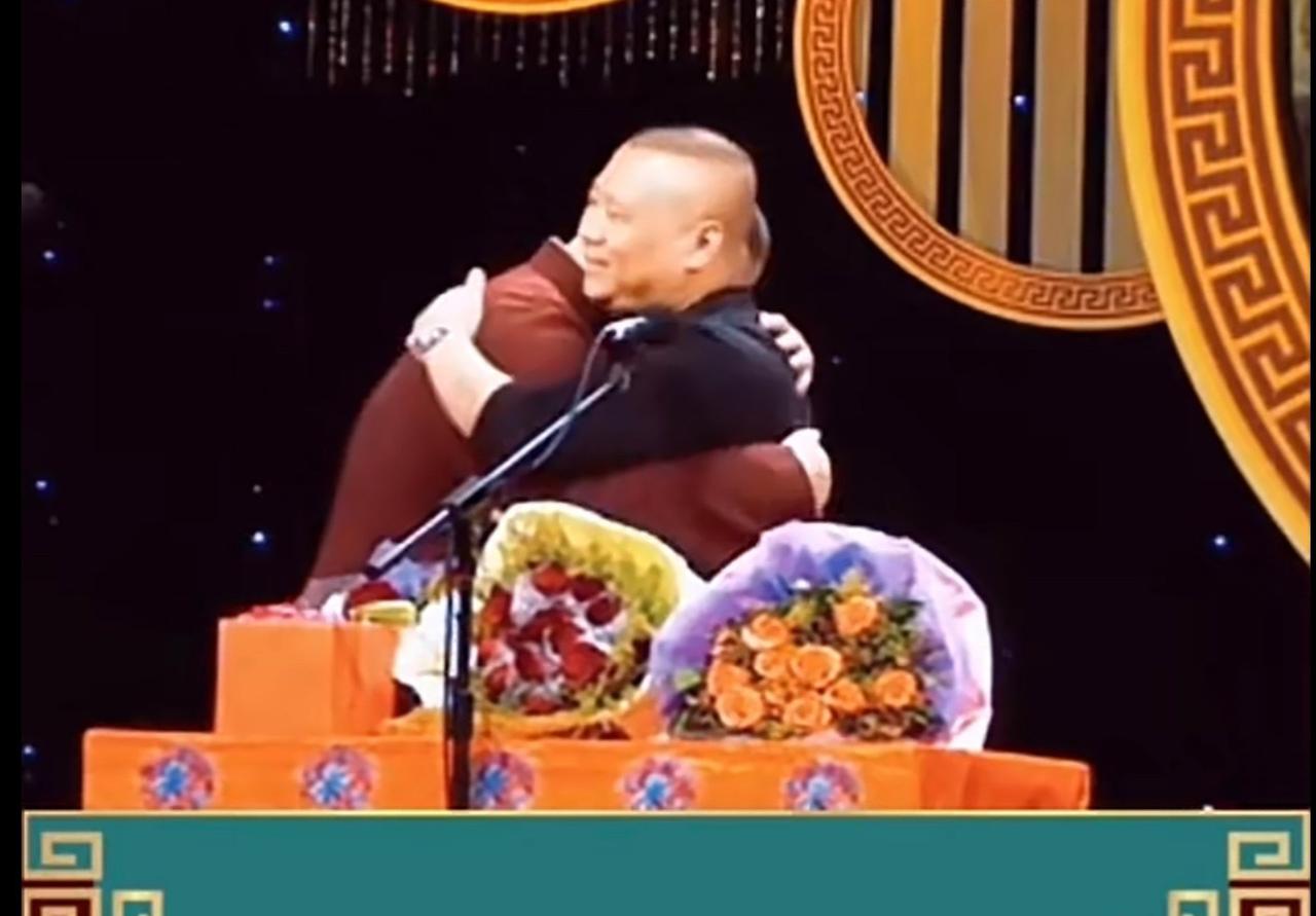 岳云鹏：师父，谢谢您今天专程来太原现场陪我。郭德纲：德云社三十周年，我徒弟这么