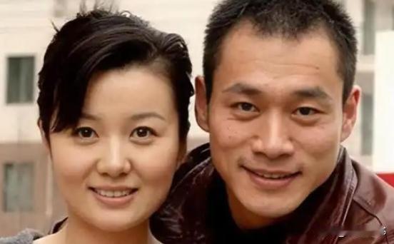 1998年，饰演“武松”的丁海峰爱上了“潘金莲”王思懿，丁海峰的妻子得知后不吵不