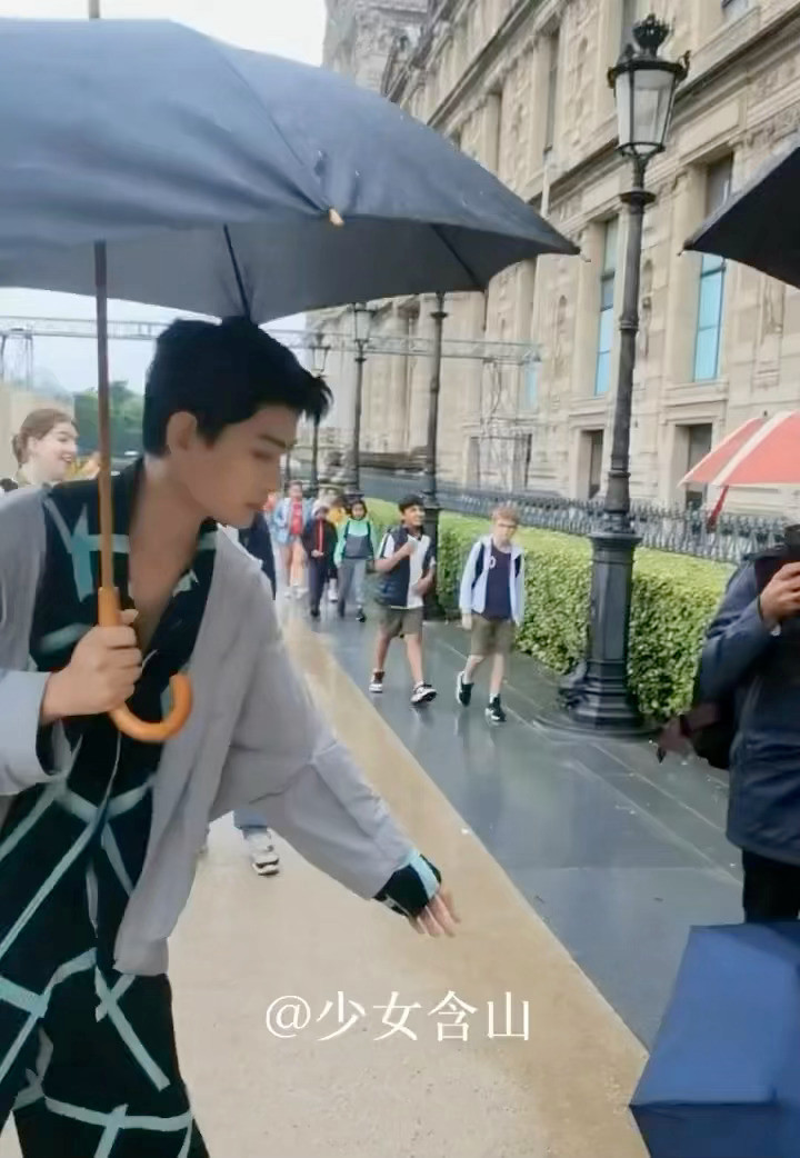 考古到丁禹兮两年前时装周街头雨中劝架，那句：那我帮你打的含金量，小丁怎么这么好啊