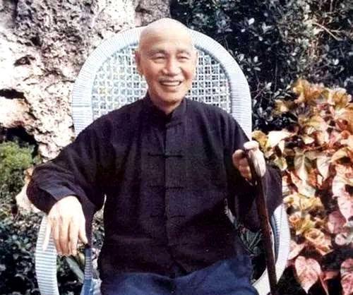 根据蒋介石身边侍从人员的晚年回忆，退守台湾二十余年后，年过八旬的蒋介石复盘一生战