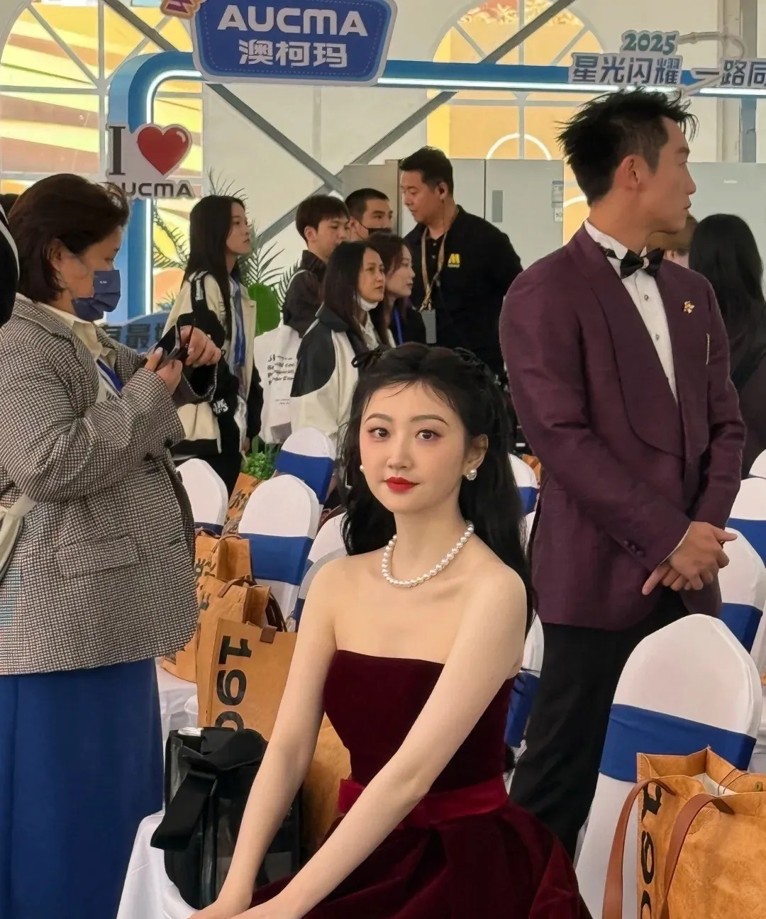 景甜才36岁，怎么和那个什么林妙可好像啊。什么年龄穿什么衣服，感觉没必要故意扮嫩