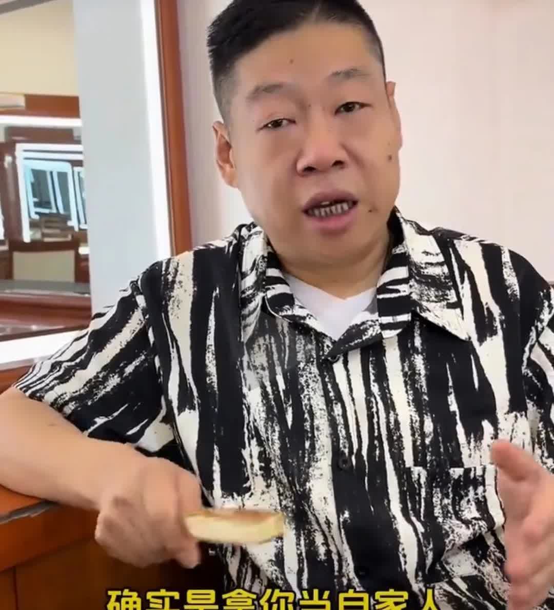 郭德纲掏钱救岳云鹏爹命的时候，小岳连个响屁都没有。几年后李鹤彪爹躺医院等手术
