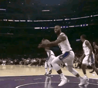 老詹：裁判！裁判，犯规了，打的我手都麻了[笑着哭]