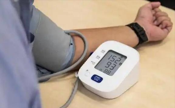 高温天气，医生苦劝高血压患者：宁可吹吹空调，也别频繁做5件事每年的夏天，对于