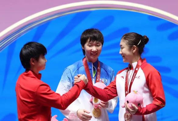 王曼昱卫冕冠军，孙颖莎虽然拿第二名，但格局完全打开了，她说：曼昱是我最尊敬