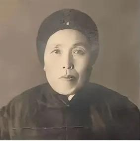 1891年，16岁的张作霖落难乞讨，孙寡妇看中了他，解开衣扣，掏出一块腰牌给他：