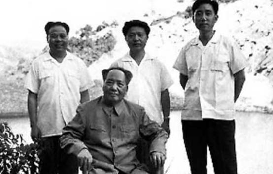 1960年，主席警卫沈同偷偷交了女朋友，没告诉主席，主席得知后叫来沈同：“你今晚