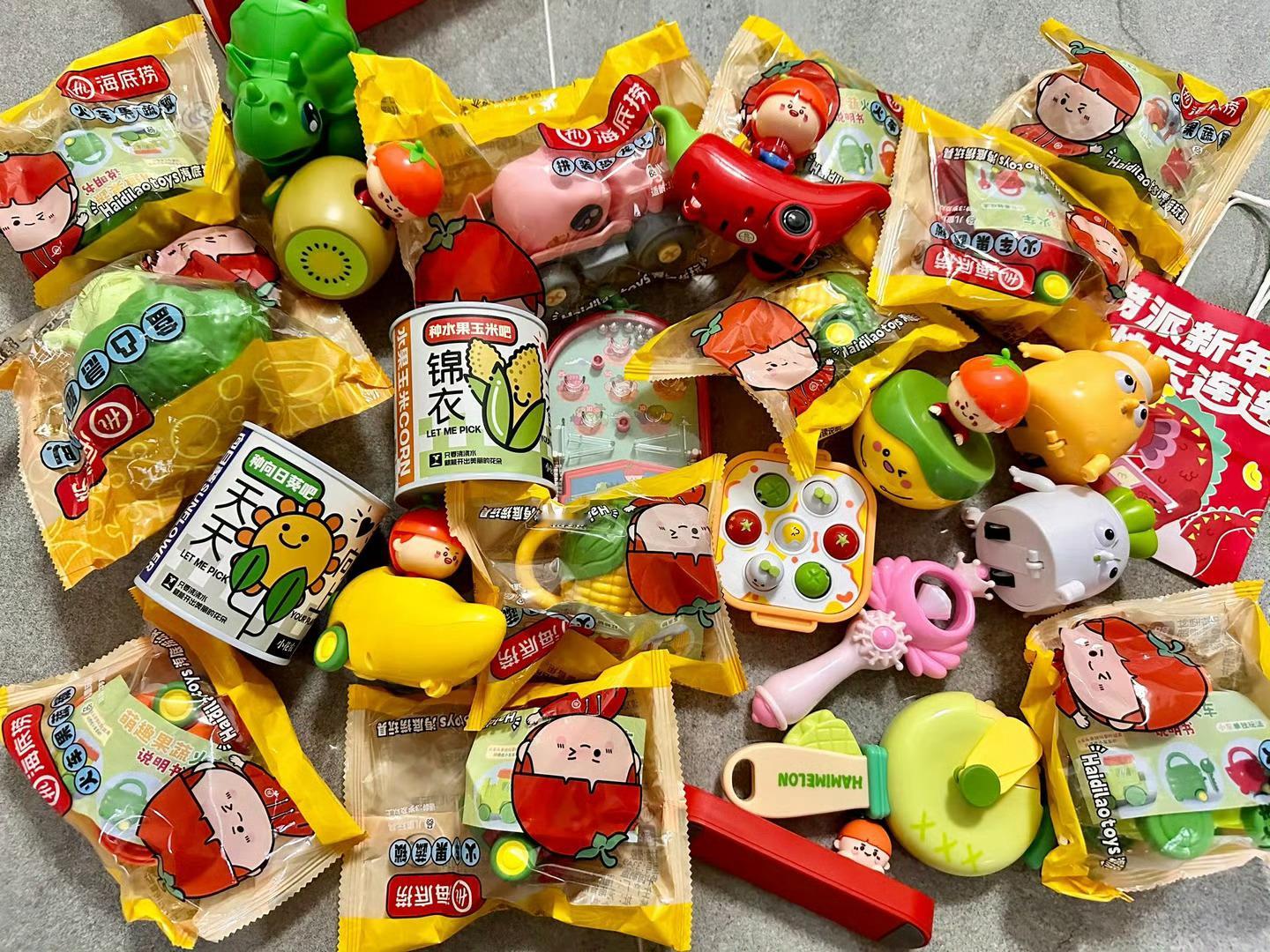 海底捞礼物员工罚款购入原来给顾客的小礼物，都是服务员自己花钱买的，用员工的钱做