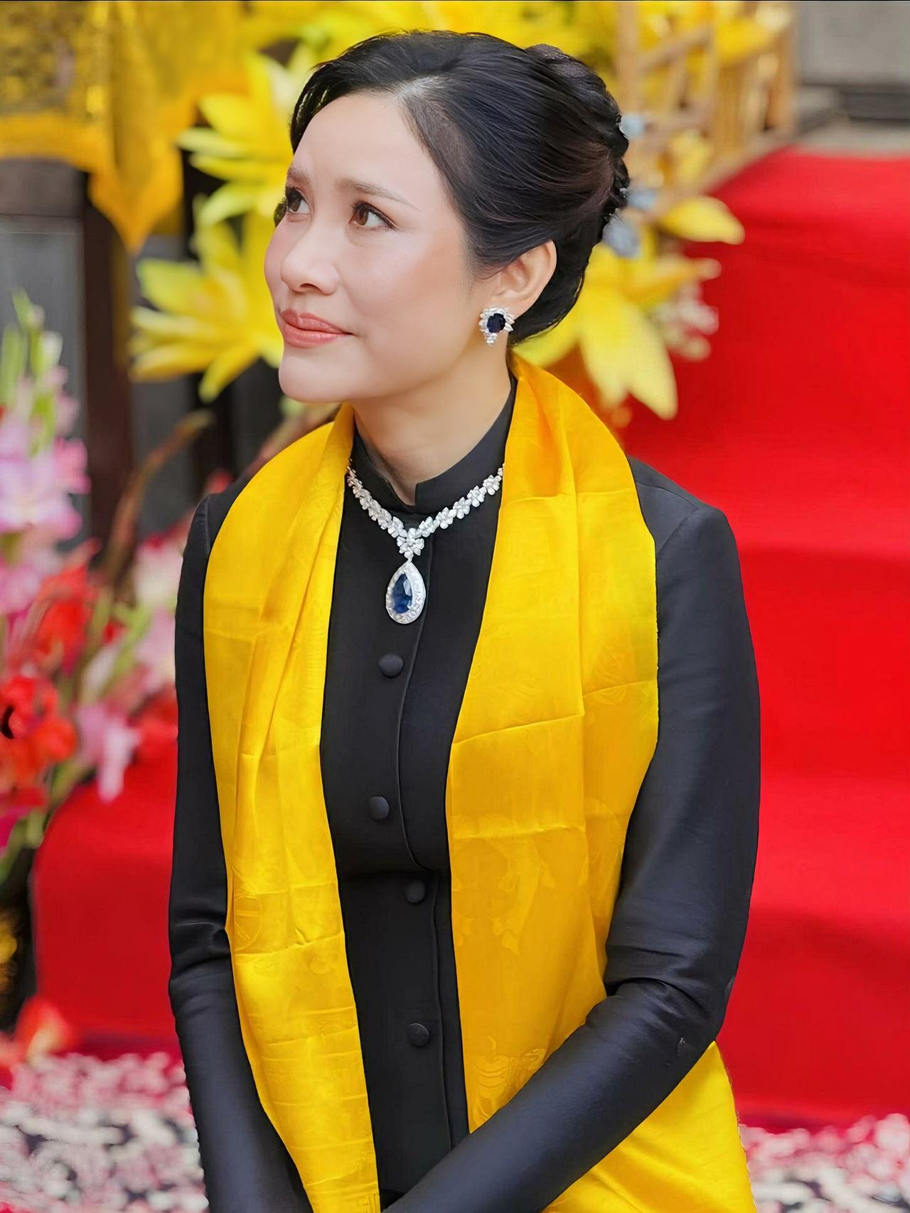 诗妮娜的珠宝价值连城，佩戴海洋之心蓝宝石诗妮娜41岁生日过得那叫一个高调！出席