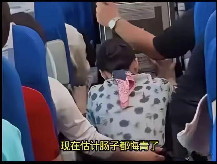 东航干得漂亮！某些人真把自己当大爷了，以为坐飞机就是包了大长今的地儿了，真是