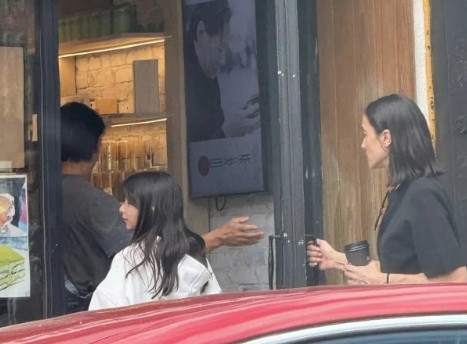 吴彦祖一家在纽约逛街，12岁女儿穿衣打扮时尚，遗传了妈妈的大长腿！