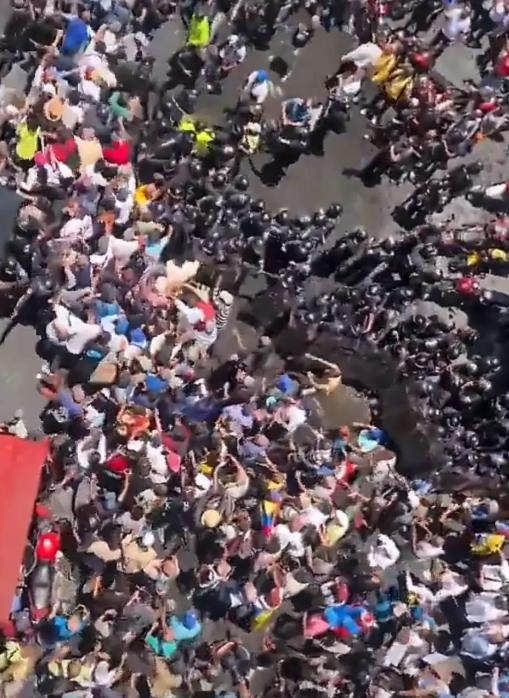 委内瑞拉“彻底”乱套了！ 民众直接冲进总统府，场面彻底失控！罗德里格斯以为靠