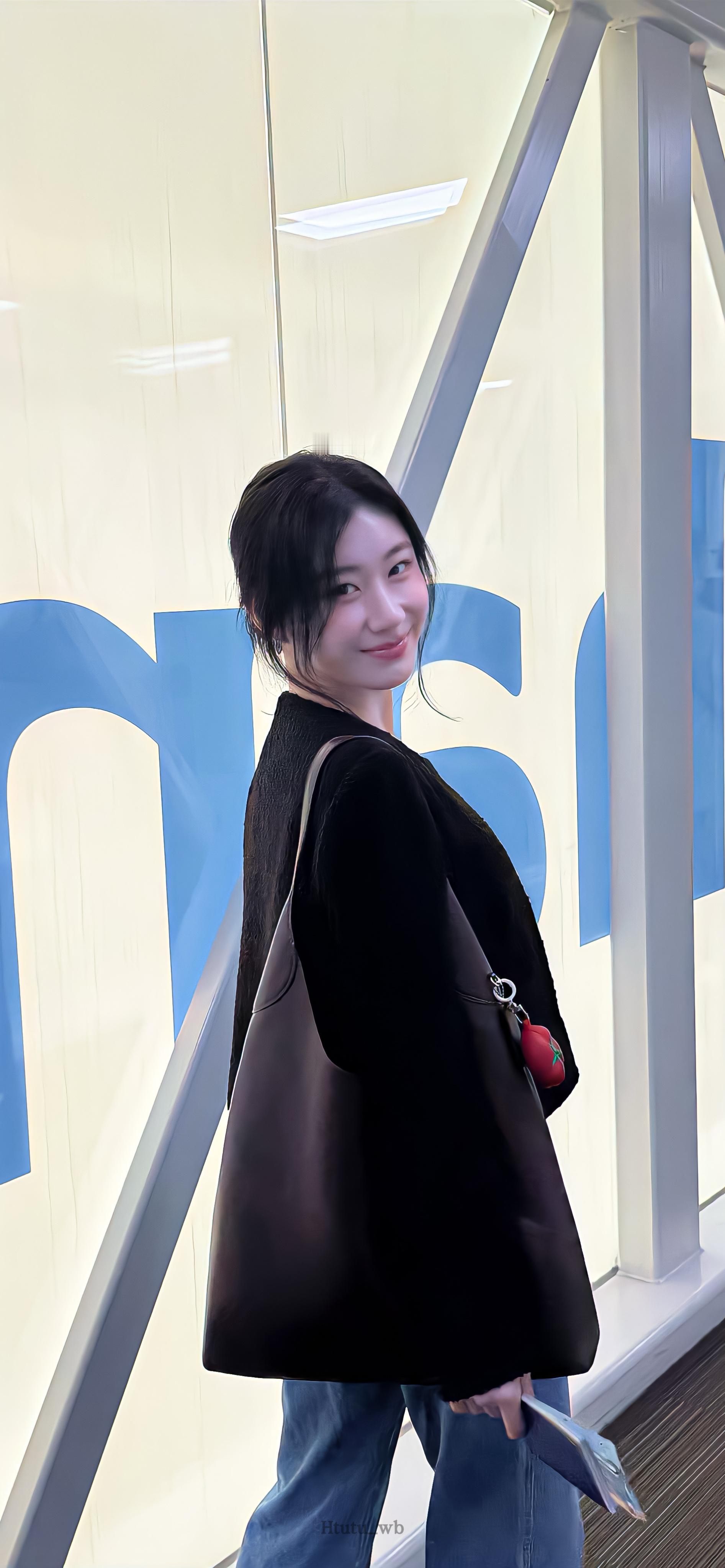 李彩领壁纸来啦～🦊🖤