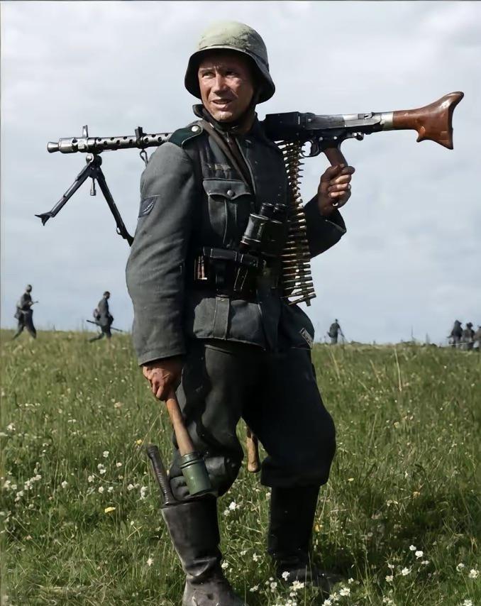 视频中二战德军士兵貌似有俩装备的是MG42通用机枪，其他皆为MG34！此外感