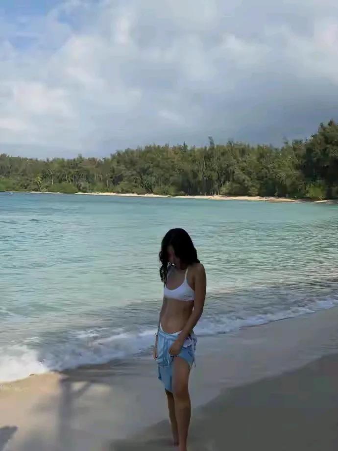 海边漫步，轻风拂面，享受阳光与海浪的拥抱。🌊🏖️