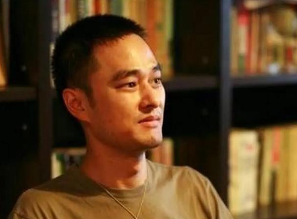 “我就是好色，当妇科医生能光明正大地看女人。"1998年，29岁的医学博士冯唐一
