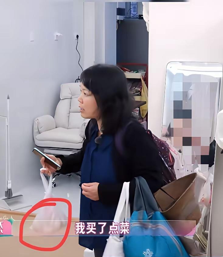 还是老人眼光犀利，张家齐妈妈一个动作，就被我妈看透了，直接说：这个妈，根本不