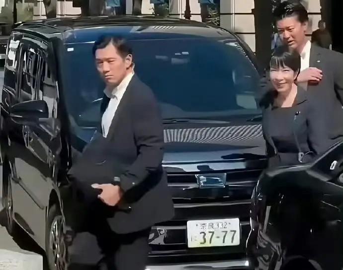 高市早苗又上热搜了。有人说她开的车牌有“37-77”，暗示什么历史问题。纯属