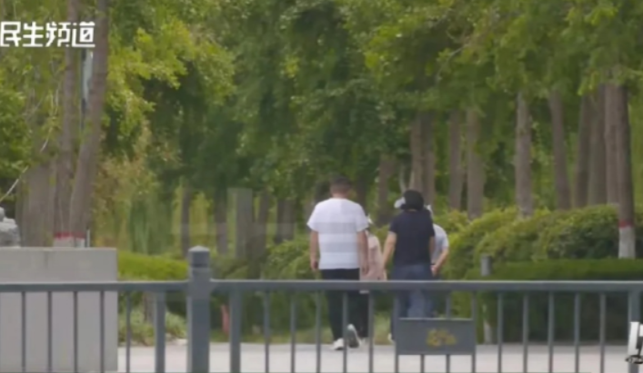 河南，周女士上班时，突然收到男同事丁某发来的露骨短信，那内容让她又羞又气。晚上回