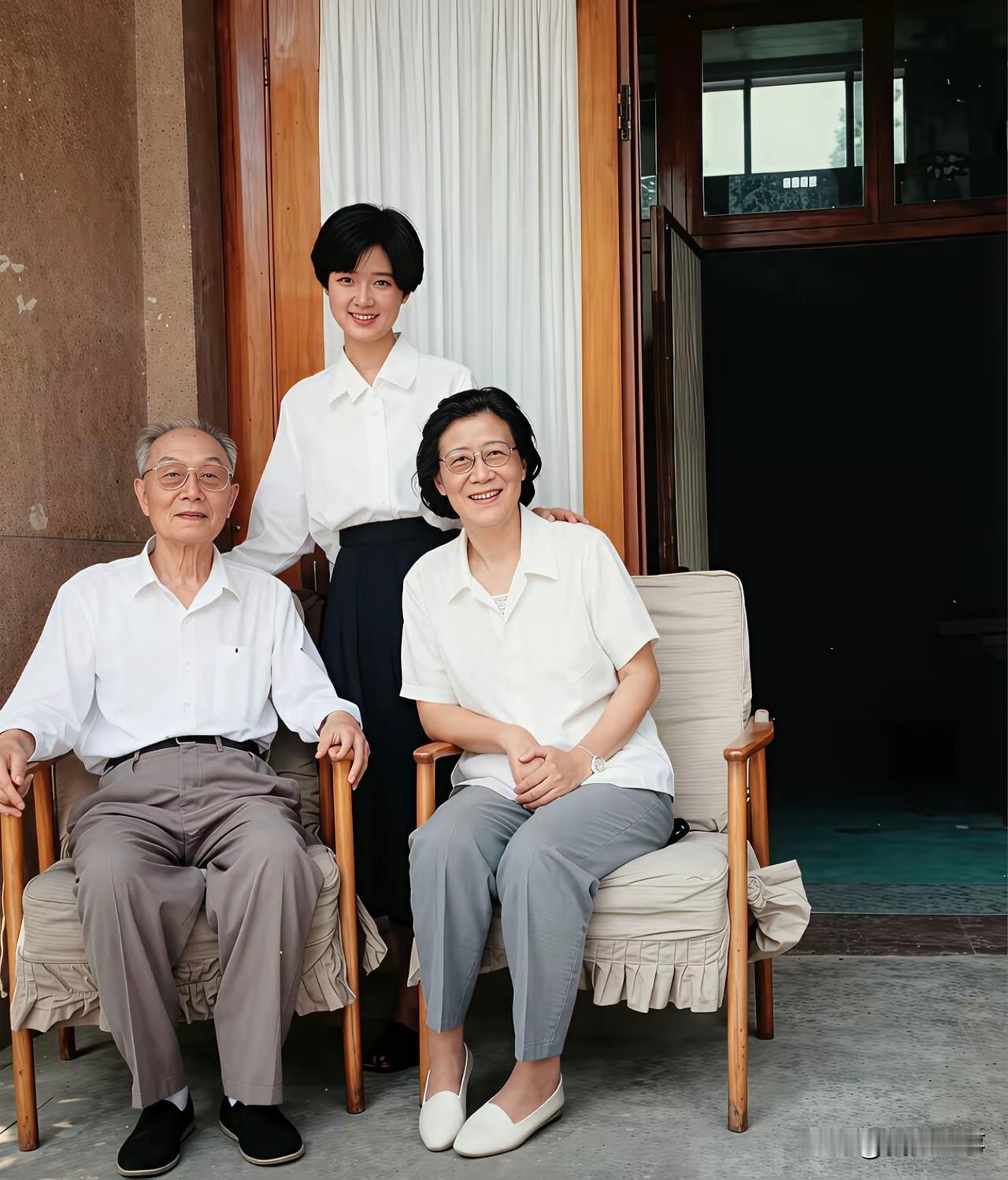 1995年，张爱萍上将与妻子李又兰在家中庭院拍下这张合影，画面平和安宁。镜头下，