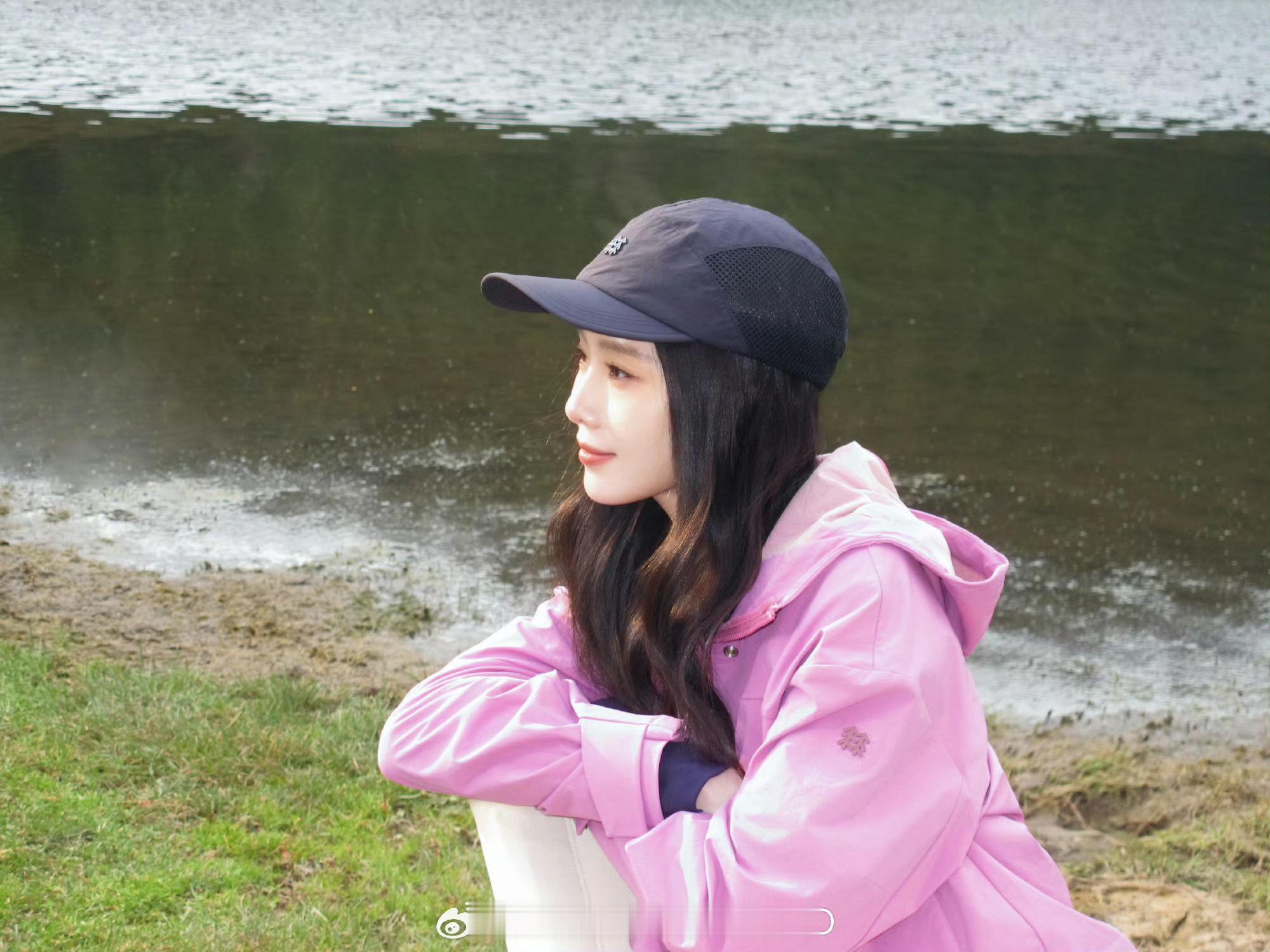 刘诗诗新春踏青路透。刘诗诗真的又温柔又漂亮，还气质好身材好，内娱少有