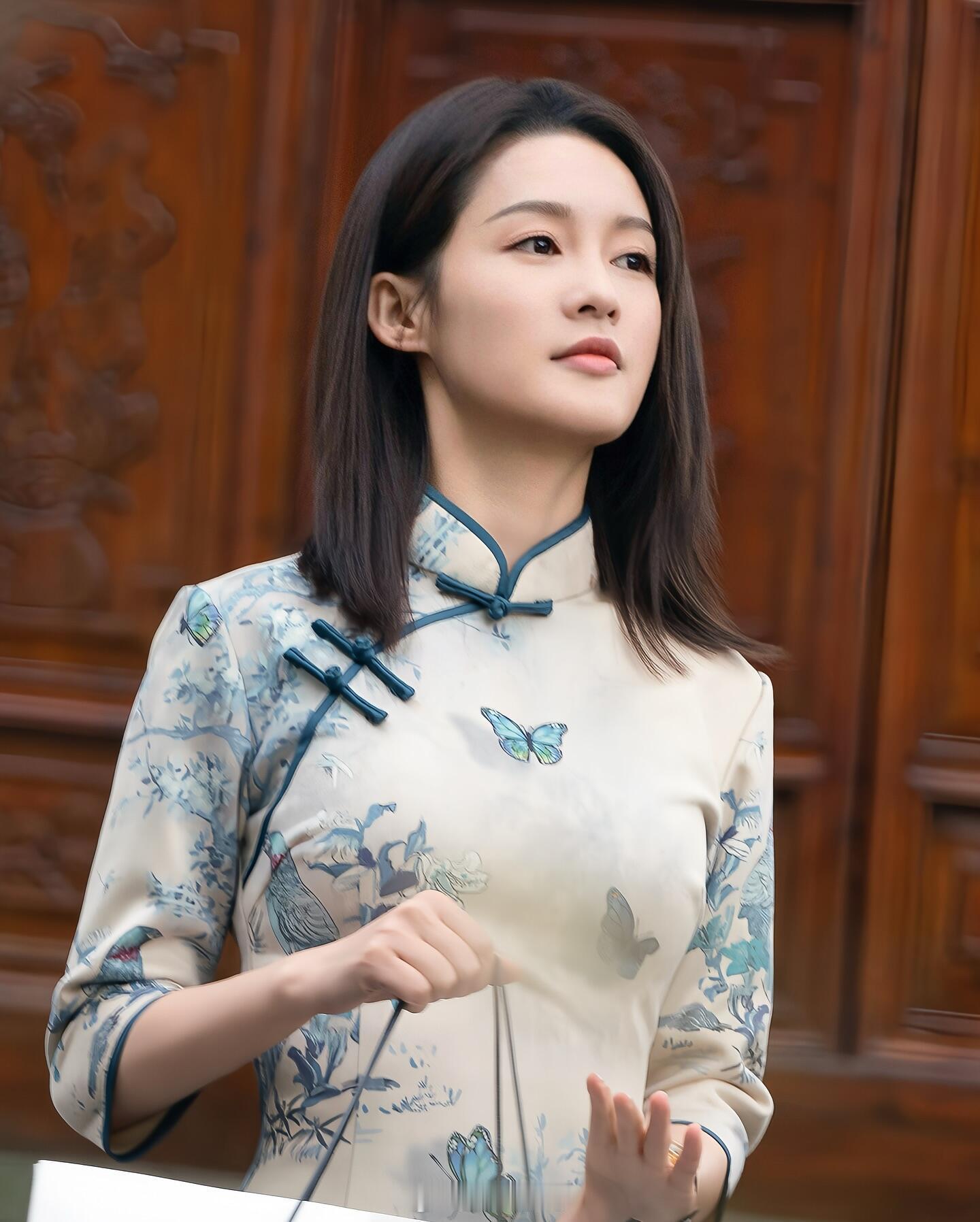 李沁穿旗袍气质绝了