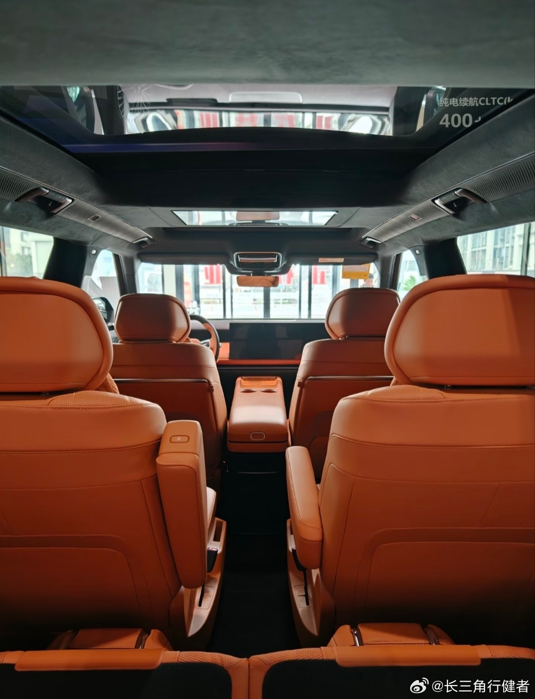 经过上汽大众的展厅，看到了大众全新款ID.ERA9X，之前外观已经讨论过，不再