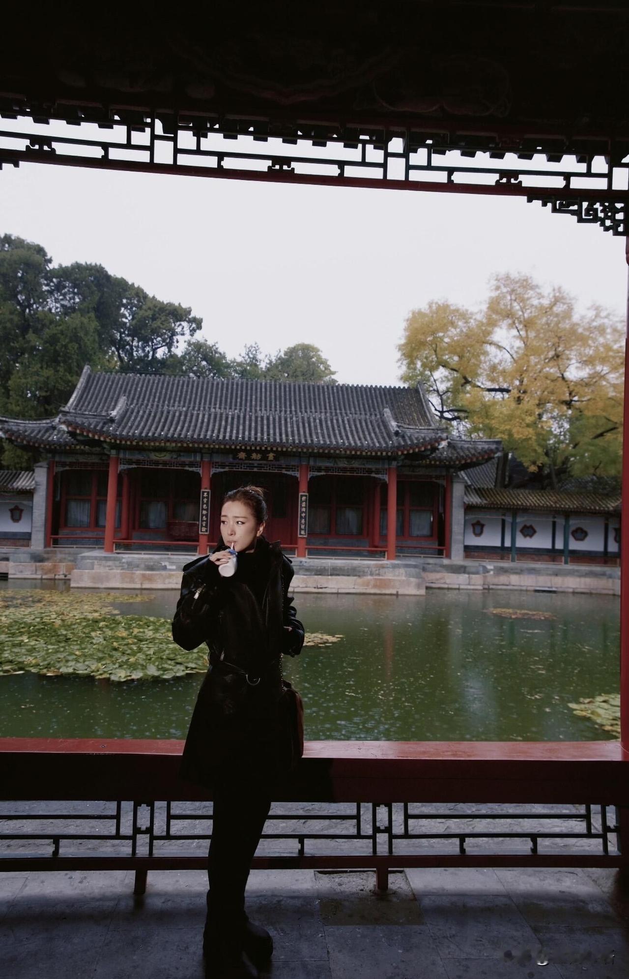 60岁巩俐北海公园路透！女王范真的刻进DNA了巩俐久违现身北京北海公园一