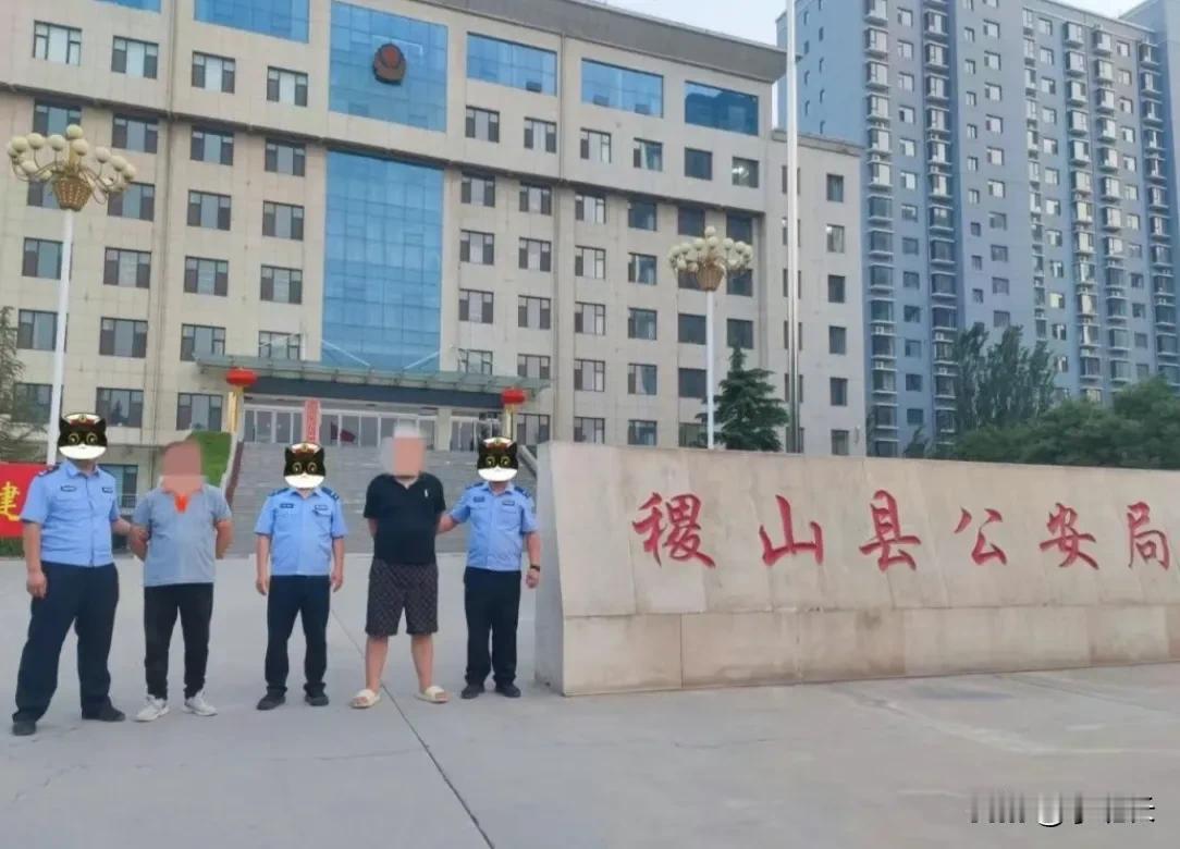 家人们谁懂啊！44岁刘某和23岁张某，竟在网上干这事？警察找上门时他俩还在