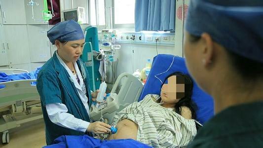 孕妈生下双胞胎, 产房外护士报喜, 哪知道却无人认领?