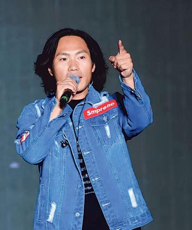 侯浪代李克勤唱了两小时，这以后该他大火了吧虽然听起来很扯但却是真的。侯浪并不