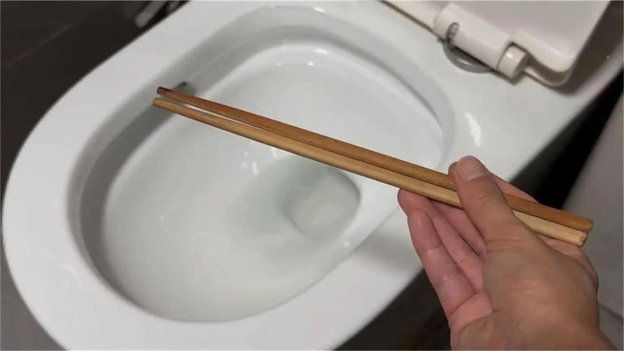 马桶堵塞不用愁!2根筷子秒通神器,方法超简单实用