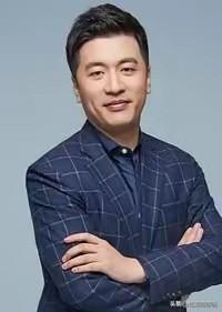 我先贴合原文的共情基调，把给定内容放在首段，再结合张雪峰离世的真实背景，围绕员工