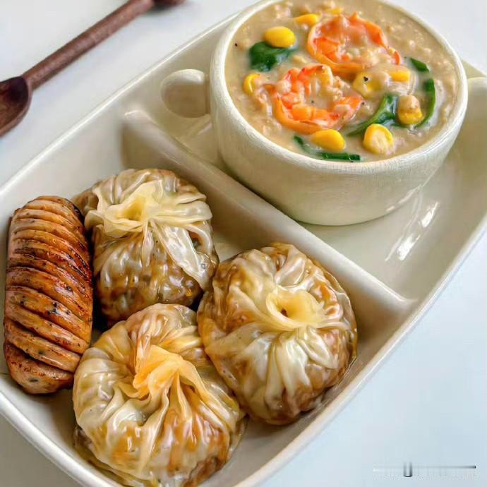 把生活的温柔揉进早餐里。一份是鲜虾杂粮粥配烧麦香肠，粥的绵密、烧麦的入味、香