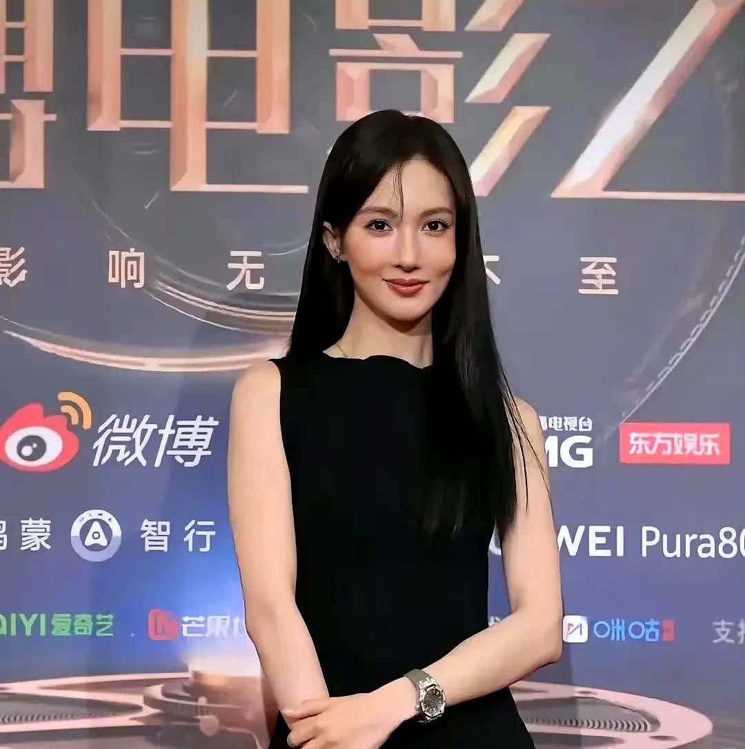 笑死人了，网友调侃金晨的脸：苹果肌在脸上各演各的。别的女明星都是靠颜值取