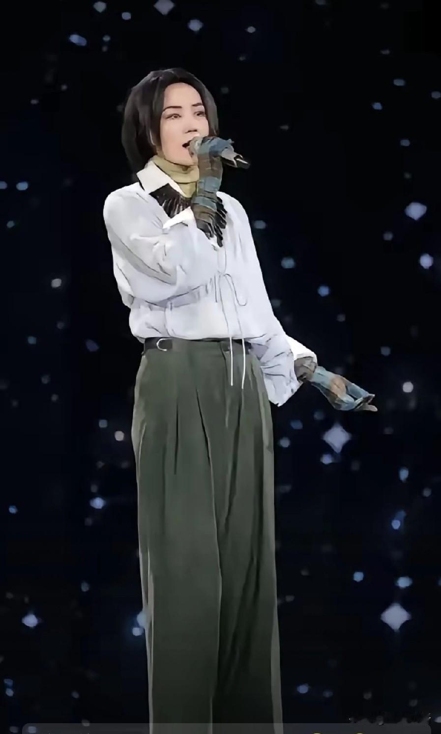 阔腿裤登上了大雅之堂！曾被网友吐槽，谁儿穿谁儿难看的阔腿裤，被王菲穿上了，并且