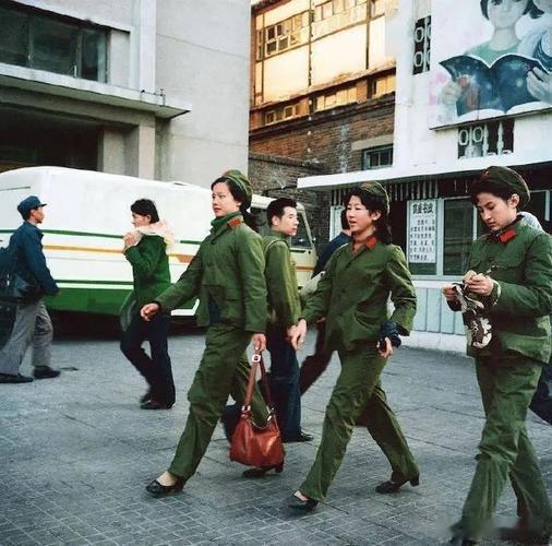 80年代初，走在沈阳街头的女兵，英姿飒爽，英气勃发。照片为日本著名摄影家秋山亮二