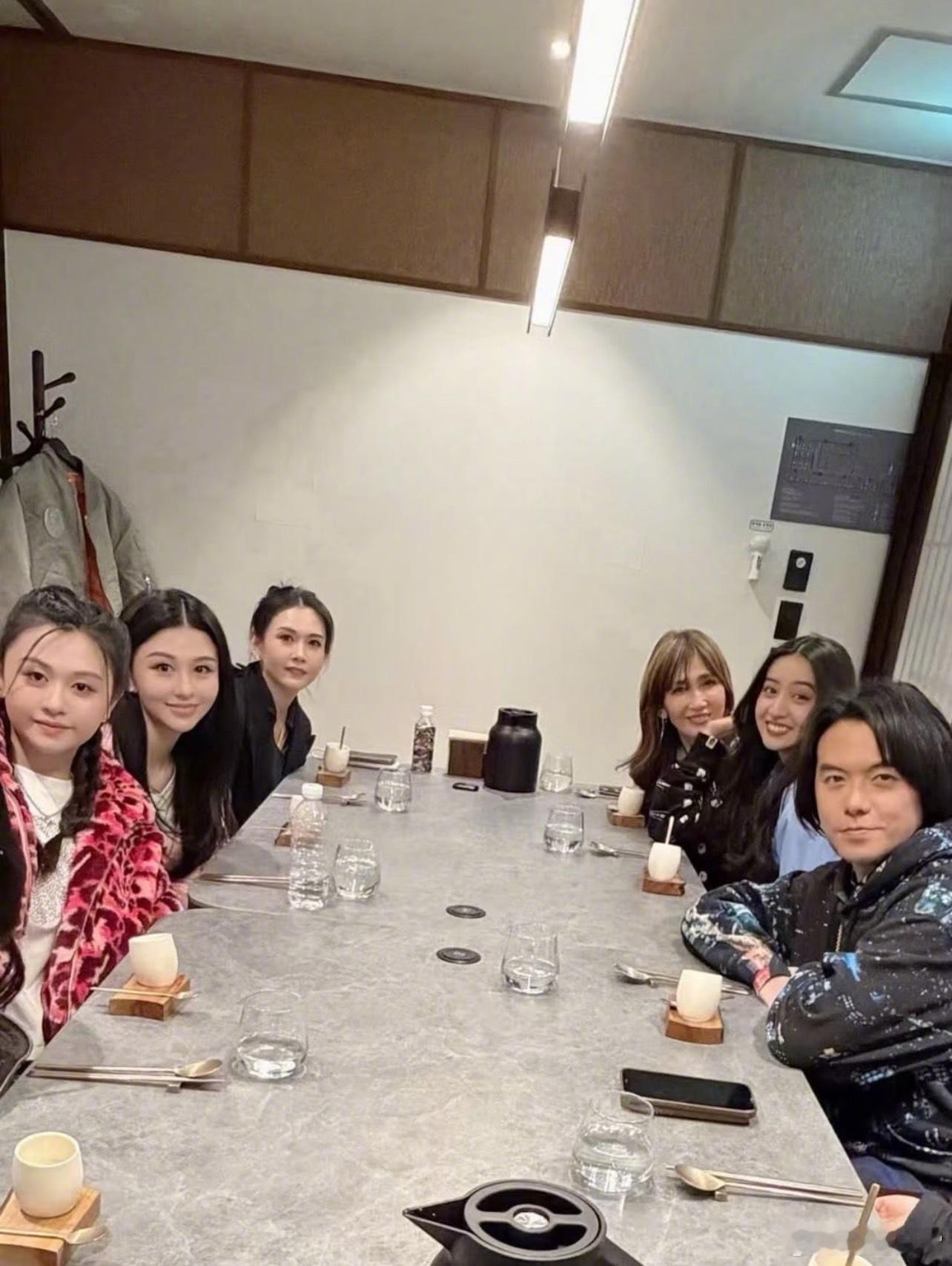 工藤静香和女儿木村光希，与邱淑贞及其两个女儿沈月、沈日聚会