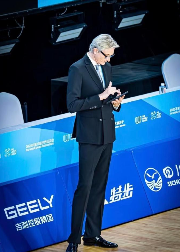 成都世运会拉丁舞裁判，来自拉脱维亚的SergeySinkins，优雅实在是太优