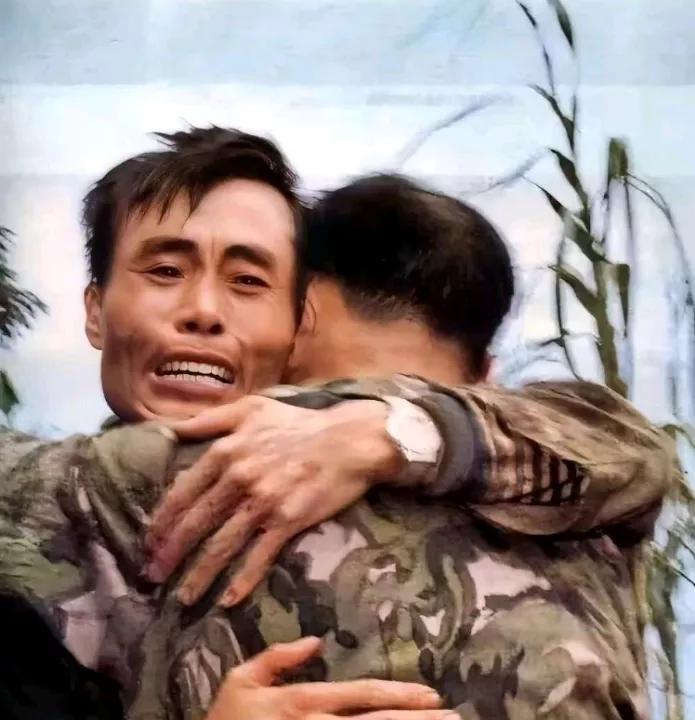 1985年，老山前线，战斗结束后，连长张荣先与自己的战友抱头痛哭。此时，他们完成