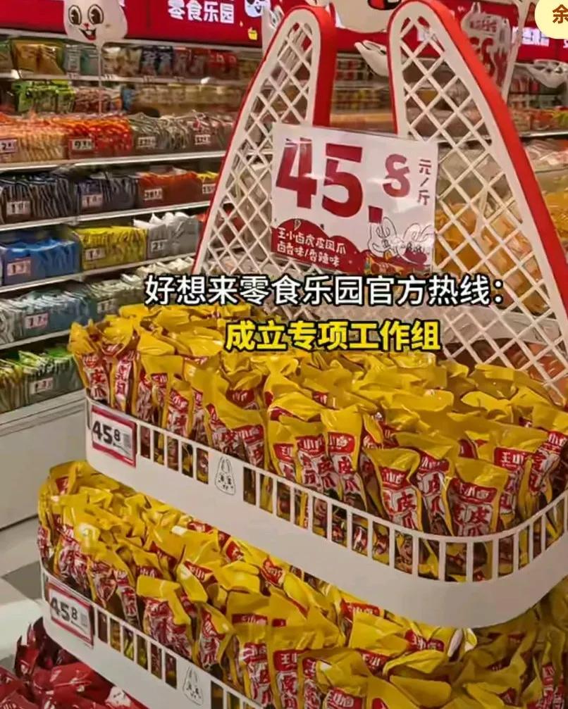 三岁幼童在超市误拿两块泡泡糖，母亲发现后折返超市返还并赔偿60元，没想到超市人