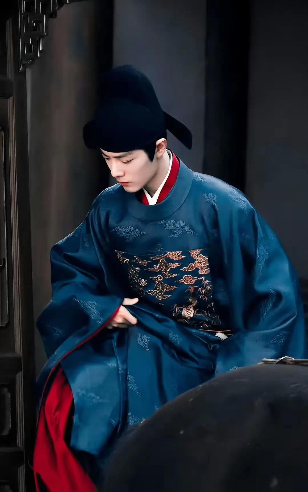 如果不是褚怀明穿了一模一样的衣服，谁敢相信这是工作服？这身蓝穿在褚怀明的身上时，
