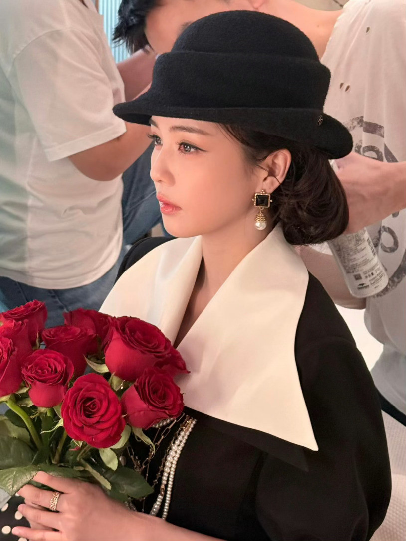 原以为平时的白鹿已经够美了，没想到民国风的白鹿更惊艳，她身上有一种独特的东方气质