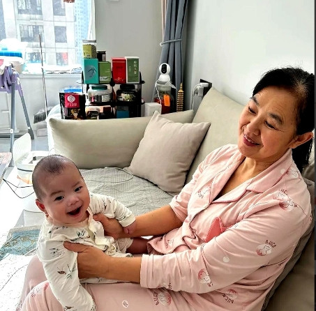 孩子快两岁了，一直是我妈在帮忙带。下班回家，经常看到客厅地上散着饼干碎屑，茶