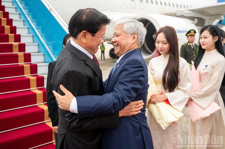 通伦来了！老挝人一把手通伦·西苏里对越南进行国事访问。越南方面一早赶到机场接机的