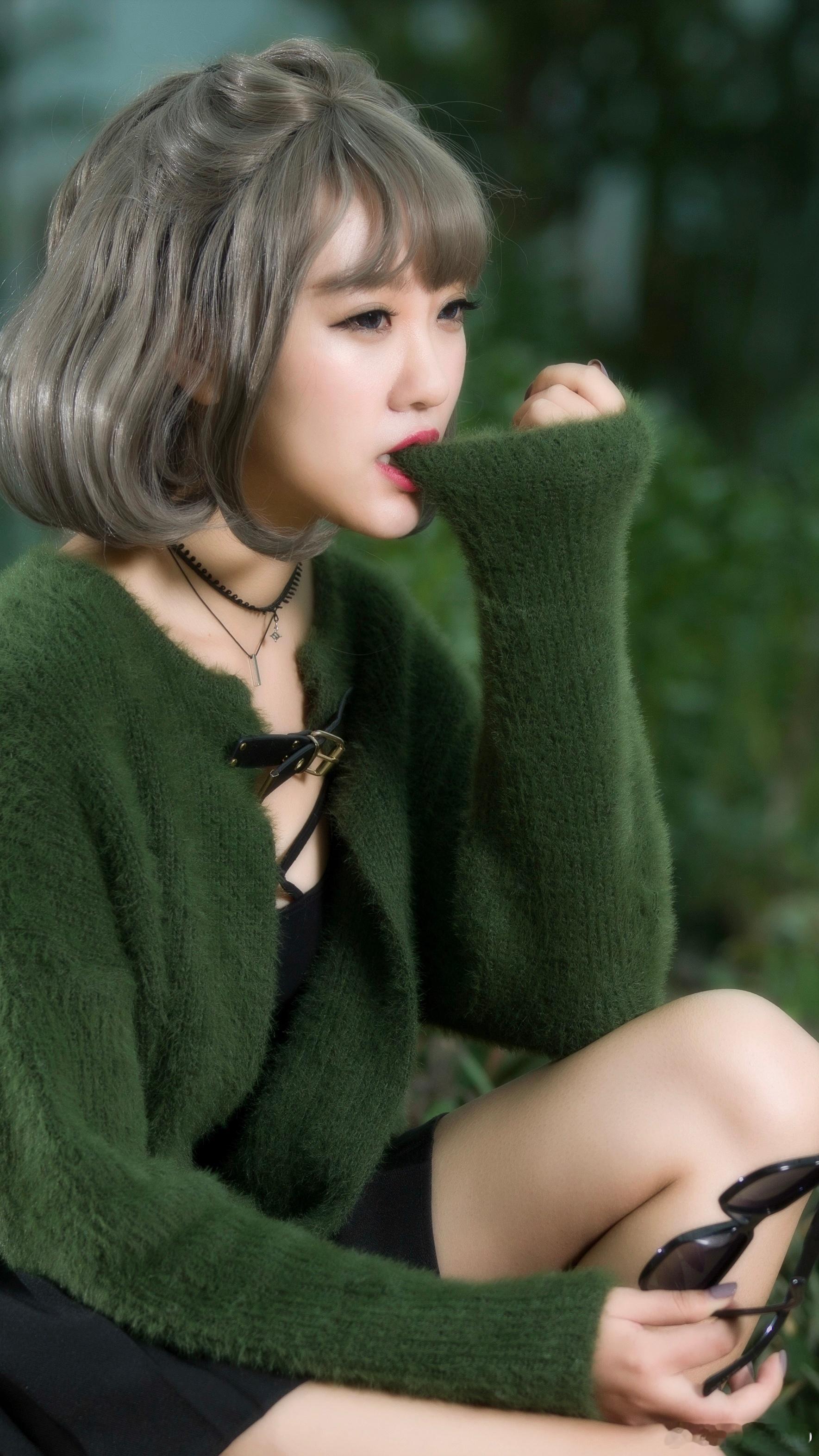 把春天的绿意穿在身上，在仙人掌的簇拥下，解锁甜酷少女的松弛日常。模特春日穿搭时间