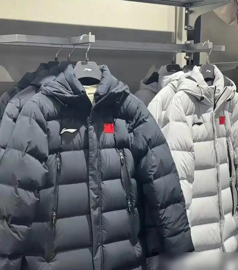 在北方体制内，那枚缝在袖口的小红旗，杀伤力远超任何昂贵的联名大牌。李宁还在绞