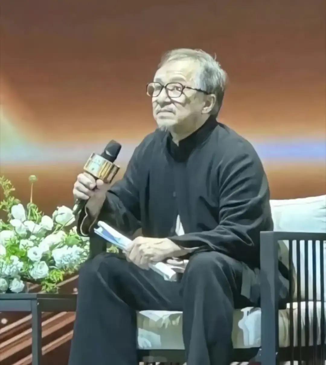 71岁的成龙在一次长达近30分钟的采访里说，自己“真的快撑不住了”。从20