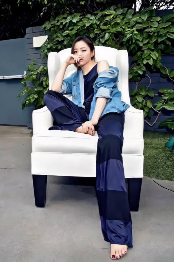 张靓颖，162cm，光脚坐沙发，脚丫很美，脚指甲颜色要是换个其他的就更完美了，你