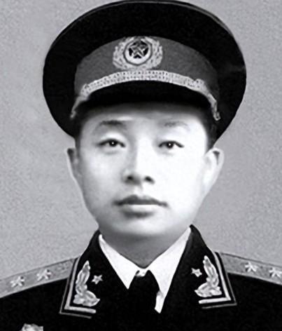 1951年，毛主席深夜拨通一个电话：“听说他从前线回来了，我要见他。”可第二天见